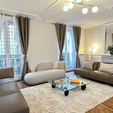 Elegant Steps From Louvre And Notre-dame Apartment Paris